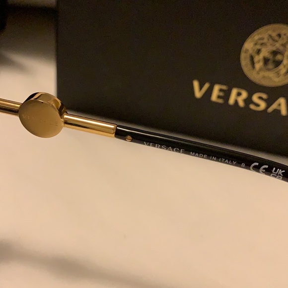Brand new authentic Versace sunglasses - Picture 3 of 4